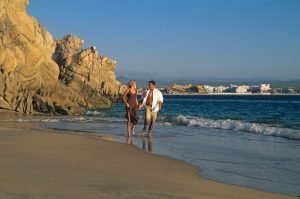 lovers-beach-cabo-couple_r2